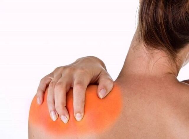 Pain under the left shoulder blade is a signal of one of the dangerous diseases